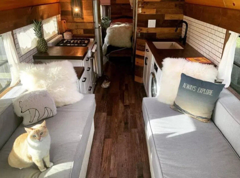 Una pareja transformó un autobús en un hogar cómodo: una casa ideal con una cocina perfecta