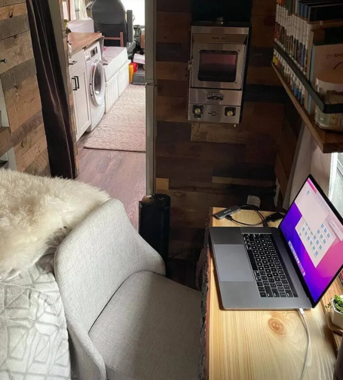 Una pareja transformó un autobús en un hogar cómodo: una casa ideal con una cocina perfecta