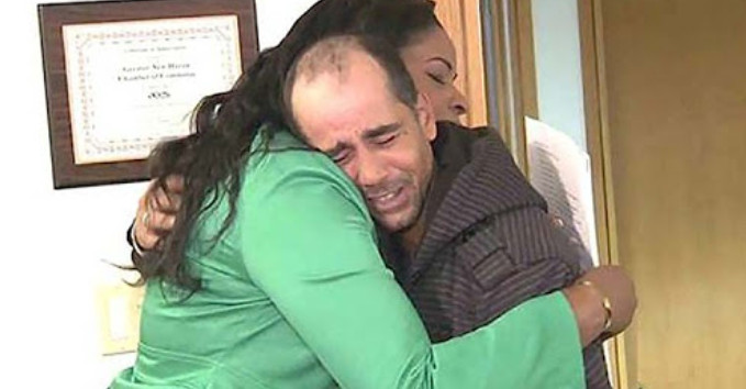 Un hombre sin hogar encontró un cheque de 10,000 dólares y decidió devolverlo a su propietaria