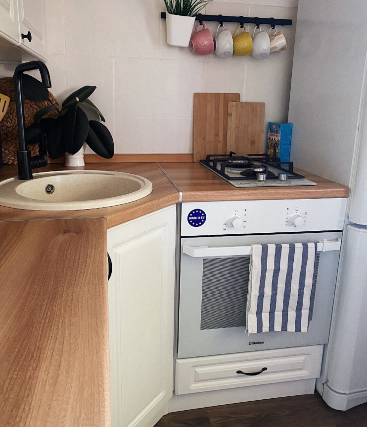 Un gesto conmovedor: la renovación de la cocina de mi abuela para su 70º cumpleaños