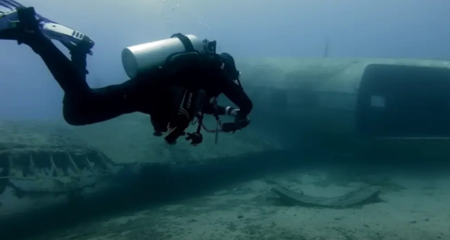 Un equipo de marineros descubre un avión hundido de gran importancia histórica y una sorpresa inesperada