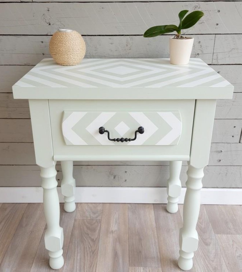 ¡Primera restauración exitosa: transformé una vieja mesita de noche en un mueble elegante y original