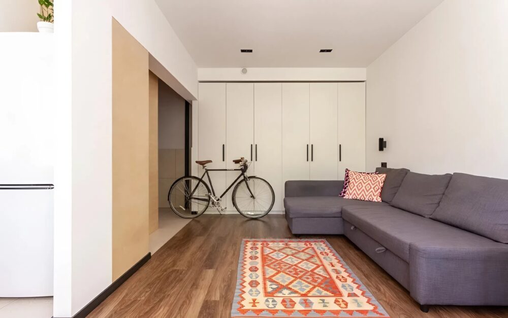 Esta pareja transformó un apartamento de una sola habitación en una casa moderna y funcional gracias a una reforma creativa