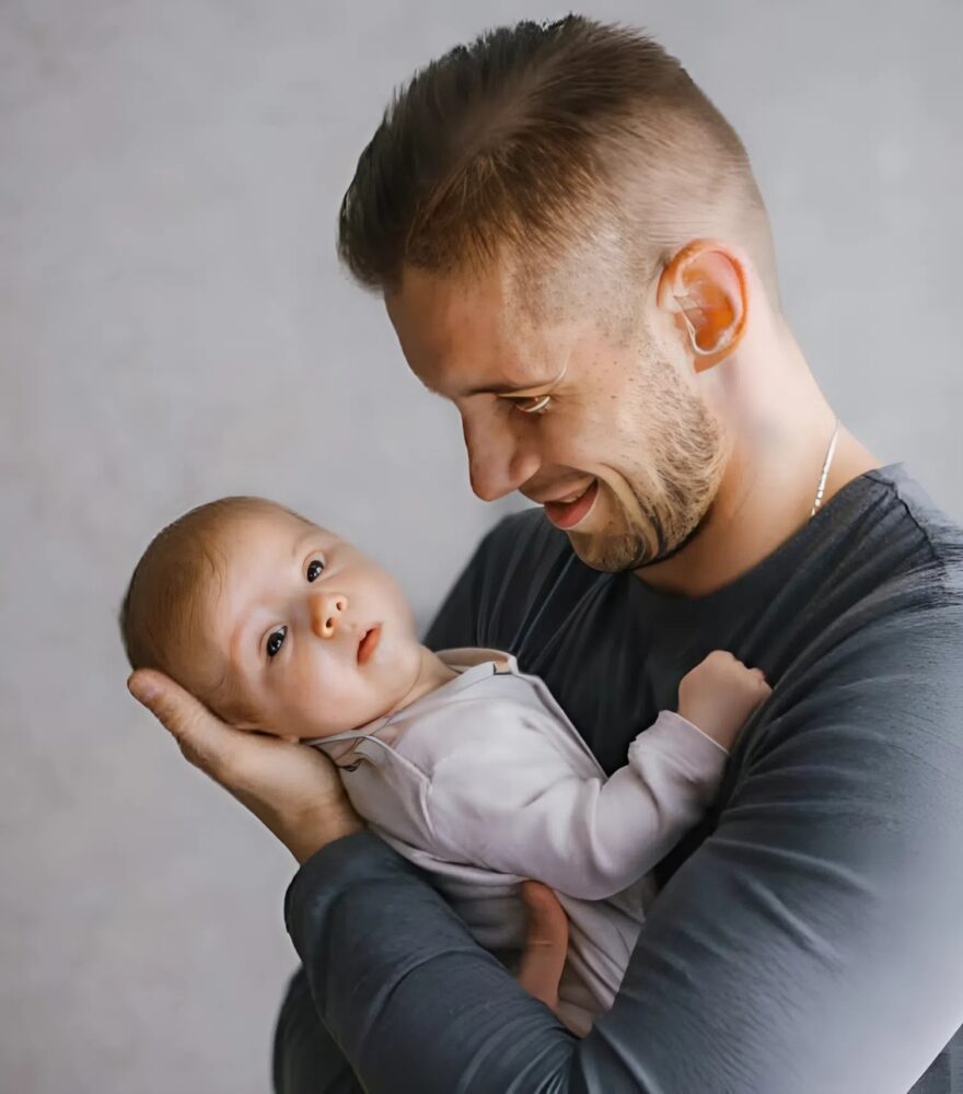 Oí a mi esposo hablar con mi suegra y, al escuchar su conversación, me quedé completamente chocada