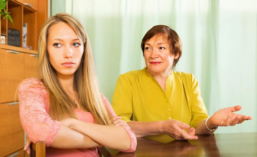 Mi suegra exigió la contraseña de mi teléfono, y mi marido no reaccionó ante esta situación