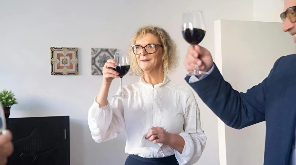 Durante la cena de revelación del sexo de nuestro bebé, mi suegra hizo un brindis que dejó a todos sin palabras