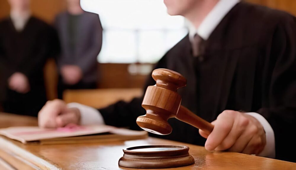 Se burlaba de su marido durante el juicio de divorcio, pero las palabras del juez la dejaron sin palabras