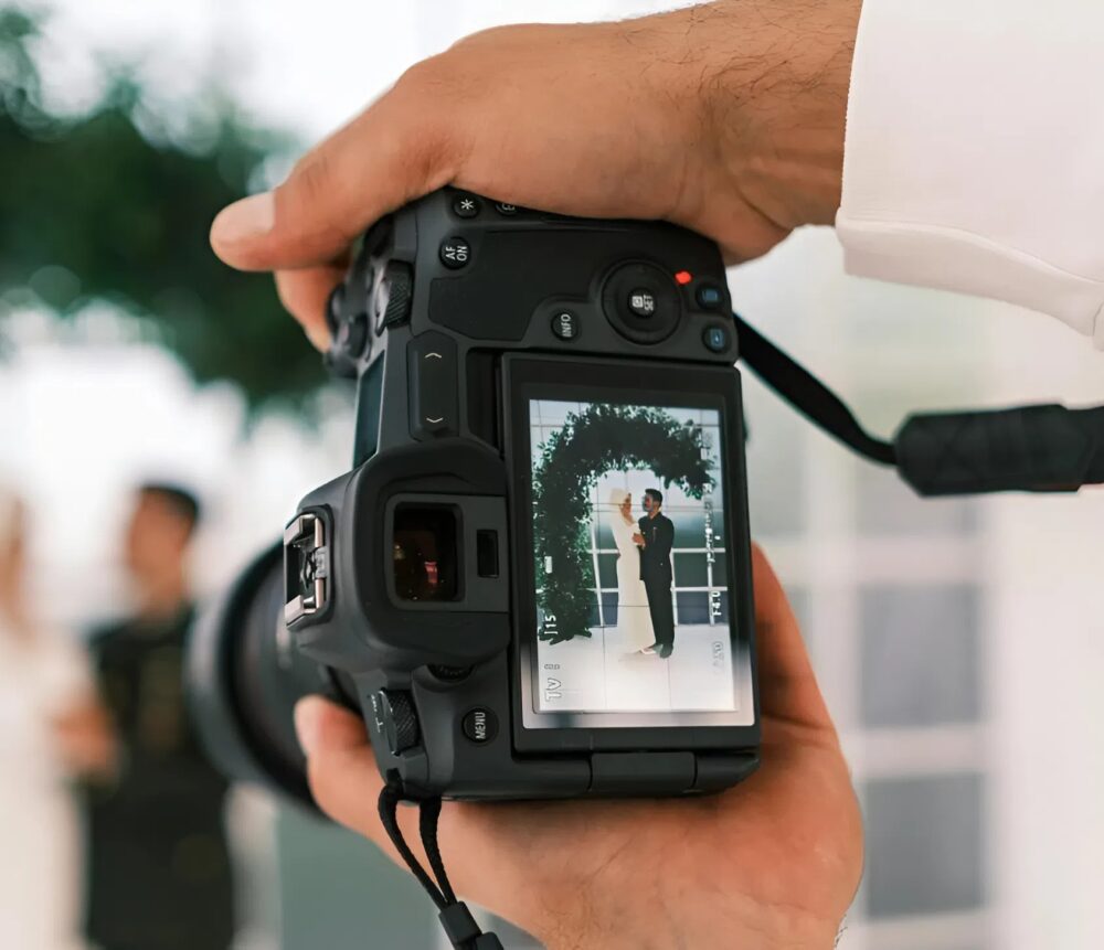 Mi suegro se negaba sistemáticamente a tomar fotos conmigo: incluso el día de nuestra boda, volvió a negarse a formar parte de la foto familiar, y más tarde descubrimos algo sobre él que chocó a todos