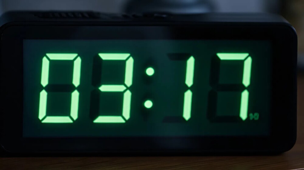 Cada noche, mi esposa ponía su alarma a las 03:17: al principio, pensaba que era simplemente insomnio, hasta el día en que finalmente descubrí lo que realmente estaba pasando